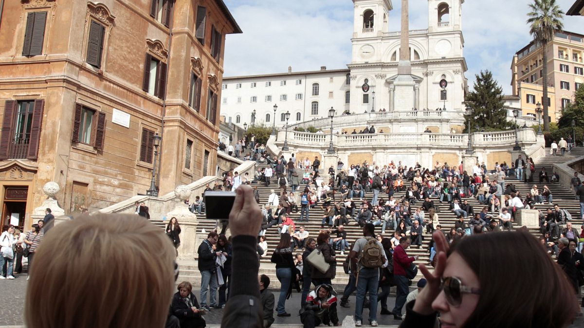 Trinità dei Monti Kilisesi ve Roma'nın sembollerinden biri olan İspanyol Merdivenleri'ne çıkan basamaklar