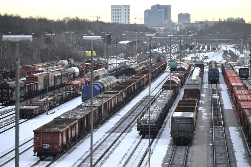 Güterwagen stehen auf dem Rangierbahnhof München-Nord, 22. Januar 2024