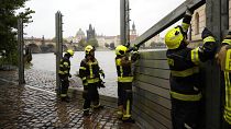 Bomberos ajustan partes de las barreras antiinundaciones en Praga, 13 de septiembre de 2024.