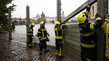 Bombeiros ajustam partes das barreiras anti-inundação em Praga, 13 de setembro de 2024