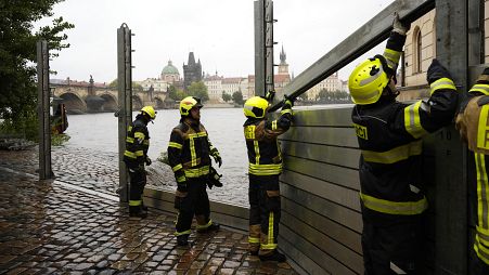 Bombeiros ajustam partes das barreiras anti-inundação em Praga, 13 de setembro de 2024