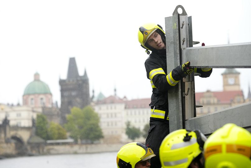 Feuerwehrleute errichten Hochwasserschutzbarrieren. Prag, 13. September 2024