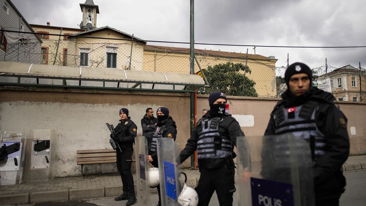 Polis kuvvetleri saldırının yaşandığı gün kilisenin etrafında böyle görüntülenmişti