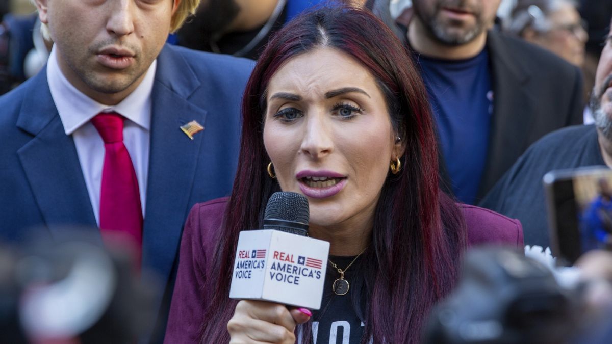 Laura Loomer egy New York-i bíróság épülete előtt, ahol Trump ügyét tárgyalták