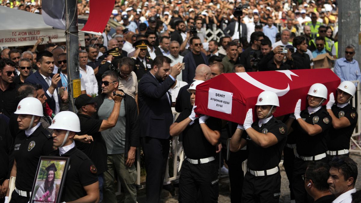 26 yaşındaki Eygi'nin Türk bayrağına sarılı tabutu kolluk kuvveti görevlileri tarafından taşındı.