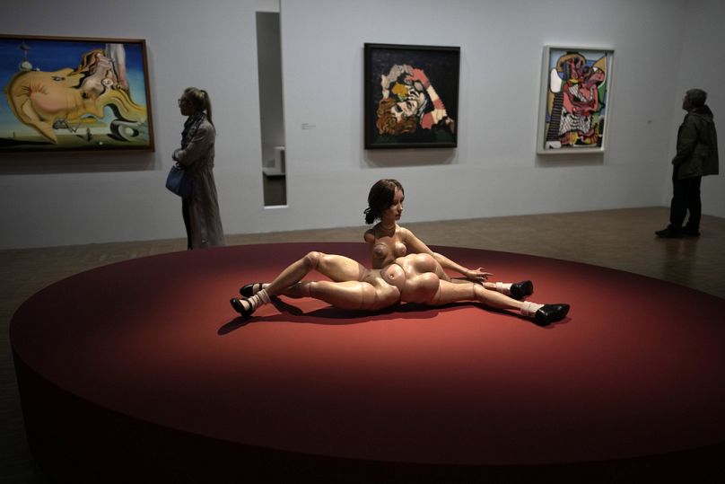 Besucher gehen an „La poupee“ von Hans Bellmer in der Ausstellung „Surrealismus“ in Paris, Frankreich, vorbei, Mittwoch, 11. September 2024. 