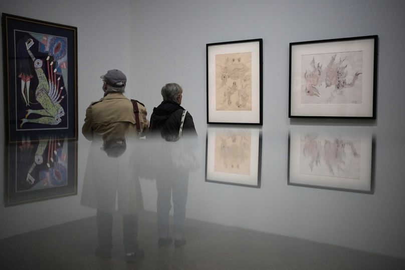 Besucher betrachten Gemälde in der Ausstellung „Surrealismus“ in Paris, Frankreich, Mittwoch, 11. September 2024.