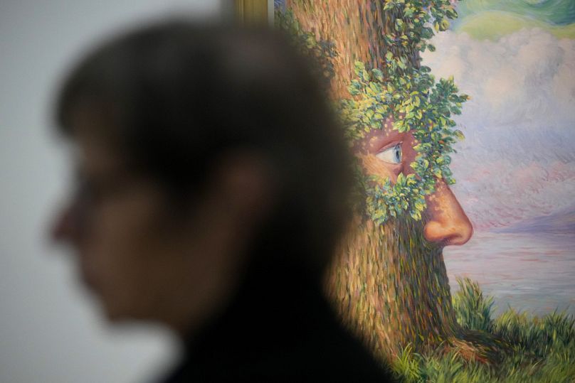 Ein Besucher geht an „Alice au pays des merveilles“ von Rene Magritte in der Ausstellung „Surrealismus“ in Paris, Frankreich, vorbei, Mittwoch, 11. September 2024.