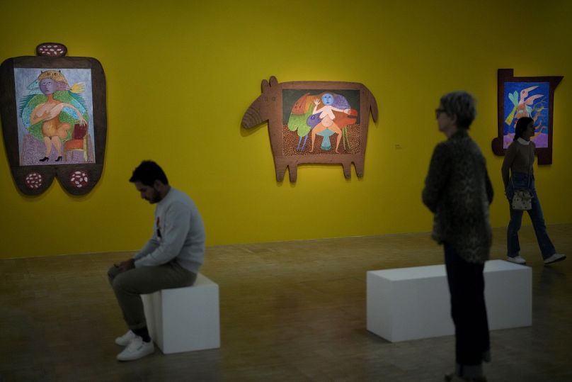 Besucher betrachten Gemälde von Victor Brauner in der Ausstellung „Surrealismus“ in Paris, Frankreich, Mittwoch, 11. September 2024.