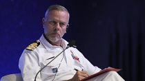 O presidente do Comité Militar da NATO, almirante Rob Bauer, ouve durante a sessão plenária do Diálogo de Defesa de Seul, em Seul, Coreia do Sul, a 11 de setembro de 2024. 