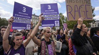 Des personnes participent à un rassemblement de soutien à Gisèle Pélicot, 71 ans, qui aurait été droguée par son ex-mari et violée par des dizaines d'hommes, 14 septembre 2024.