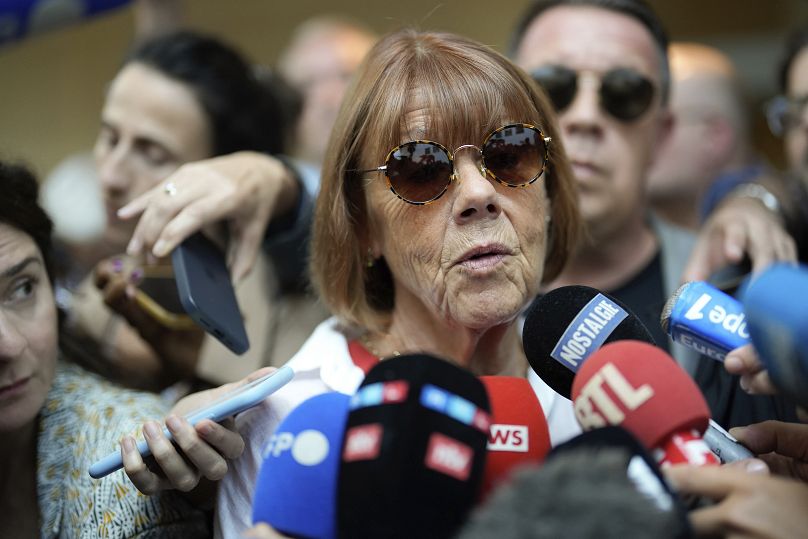 Gisèle Pélicot habla con los periodistas a su salida del tribunal de Avignon, 5 de septiembre de 2024.