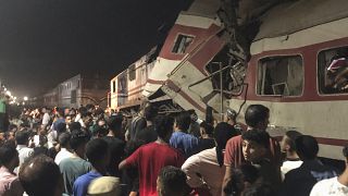 Un grupo de personas rodea dos trenes de pasajeros que chocaron en la ciudad egipcia de Zagazig, en el delta del Nilo, el 14 de septiembre de 2024.