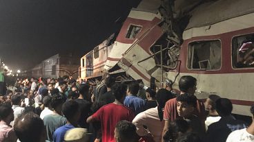 Un grupo de personas rodea dos trenes de pasajeros que chocaron en la ciudad egipcia de Zagazig, en el delta del Nilo, el 14 de septiembre de 2024.