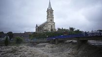 Der Fluss Bela fließt mit Hochwasser an einer Kirche in Mikulovice, Tschechische Republik, vorbei; 14. September 2024.