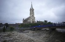 La rivière Bela passe devant une église lors des inondations à Mikulovice, en République tchèque, samedi 14 septembre