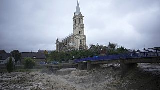 El río Bela pasa junto a una iglesia durante las inundaciones en Mikulovice, República Checa, sábado 14 de septiembre de 2024.