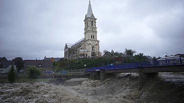 La rivière Bela passe devant une église lors des inondations à Mikulovice, en République tchèque, samedi 14 septembre