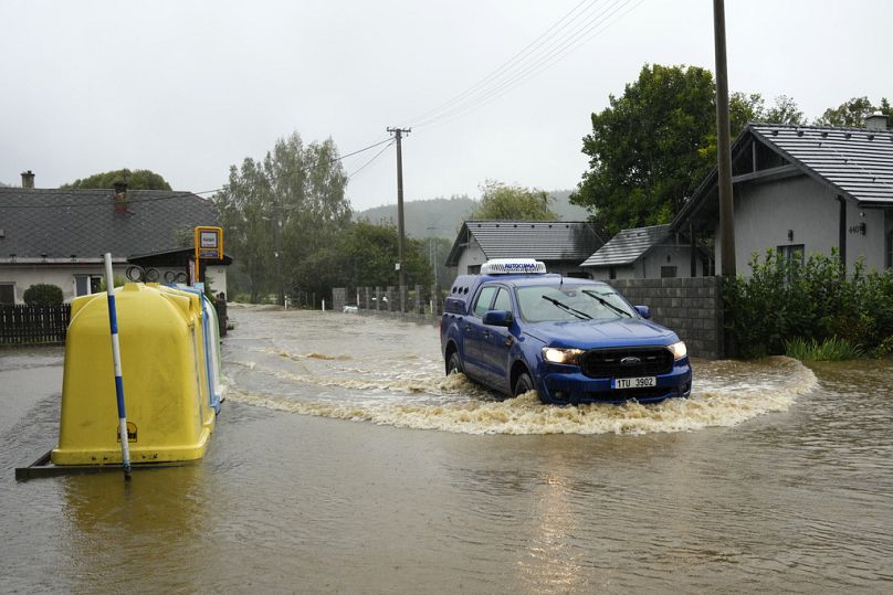 Un coche circula por una calle inundada en Brantice, a pocos kilómetros de Krnov, República Checa, el sábado 14 de septiembre de 2024.