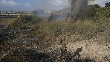 Ερευνητές του ισραηλινού στρατού στο σημείο όπου έπεσε ο πύραυλος