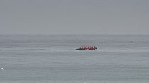 ARCHIVO - Un barco que se cree que es con los migrantes se ve en el mar cerca de la playa de Wimereux, Francia, miércoles, 4 de septiembre 2024