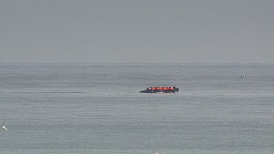 ARCHIVO - Un barco que se cree que es con los migrantes se ve en el mar cerca de la playa de Wimereux, Francia, miércoles, 4 de septiembre 2024