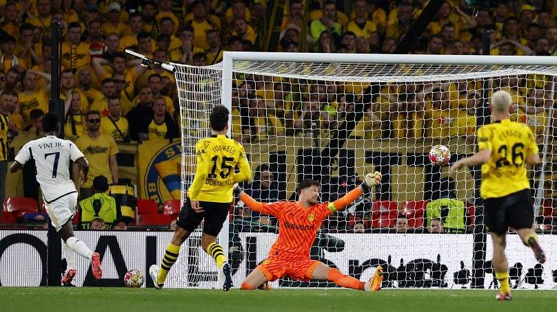 Vinícius Júnior (7) gólt lő a labdarúgó Bajnokok Ligája döntőjében játszott Real Madrid - Borussia Dortmund (2-0) mérkőzésen a londoni Wembley Stadionban 2024. június 1-jén.