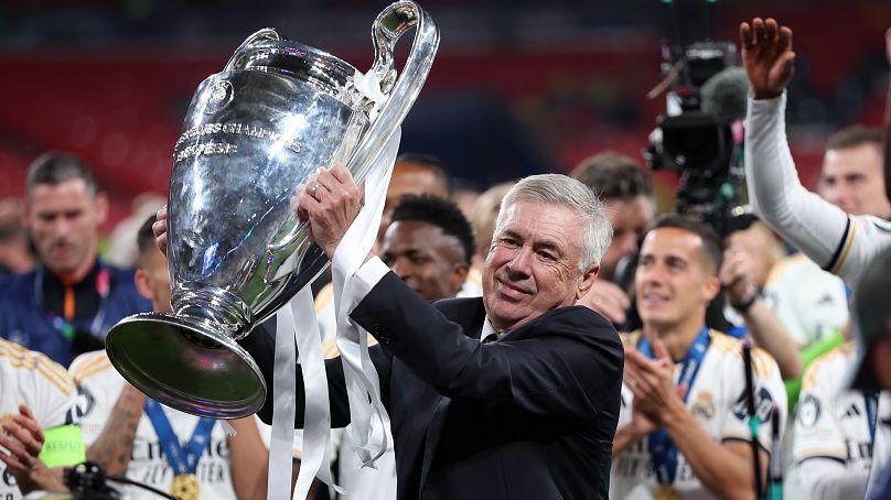 Carlo Ancelotti vezetőedző és Real Madrid játékosok a trófeával a Real Madrid - Borussia Dortmund (2-0) BL-döntő után a londoni Wembley Stadionban 2024. június 1-jén. 