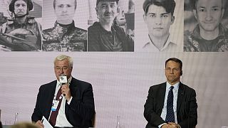 O Ministro dos Negócios Estrangeiros da Ucrânia, Andriiy Sybiha, à esquerda, fala com o Ministro dos Negócios Estrangeiros polaco, Radek Sikorski, na Cimeira da Estratégia Europeia de Ialta, em Kiev, Ucrânia, 13.9.24