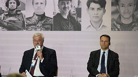 Ukrayna Dışişleri Bakanı Andriiy Sybiha, solda, Kiev'deki Yalta Avrupa Stratejisi zirvesinde Polonya Dışişleri Bakanı Radek Sikorski ile otururken konuşuyor, Ukrayna, 13.9.24