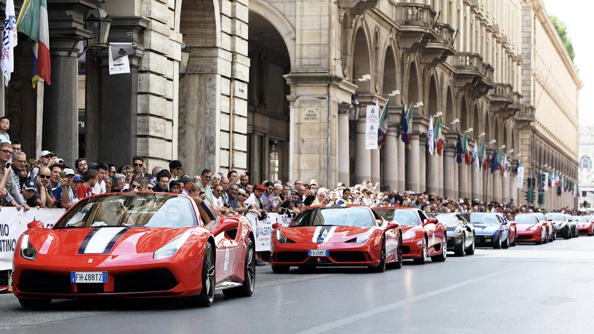 Sfilata auto al Salone dell'auto di Torino