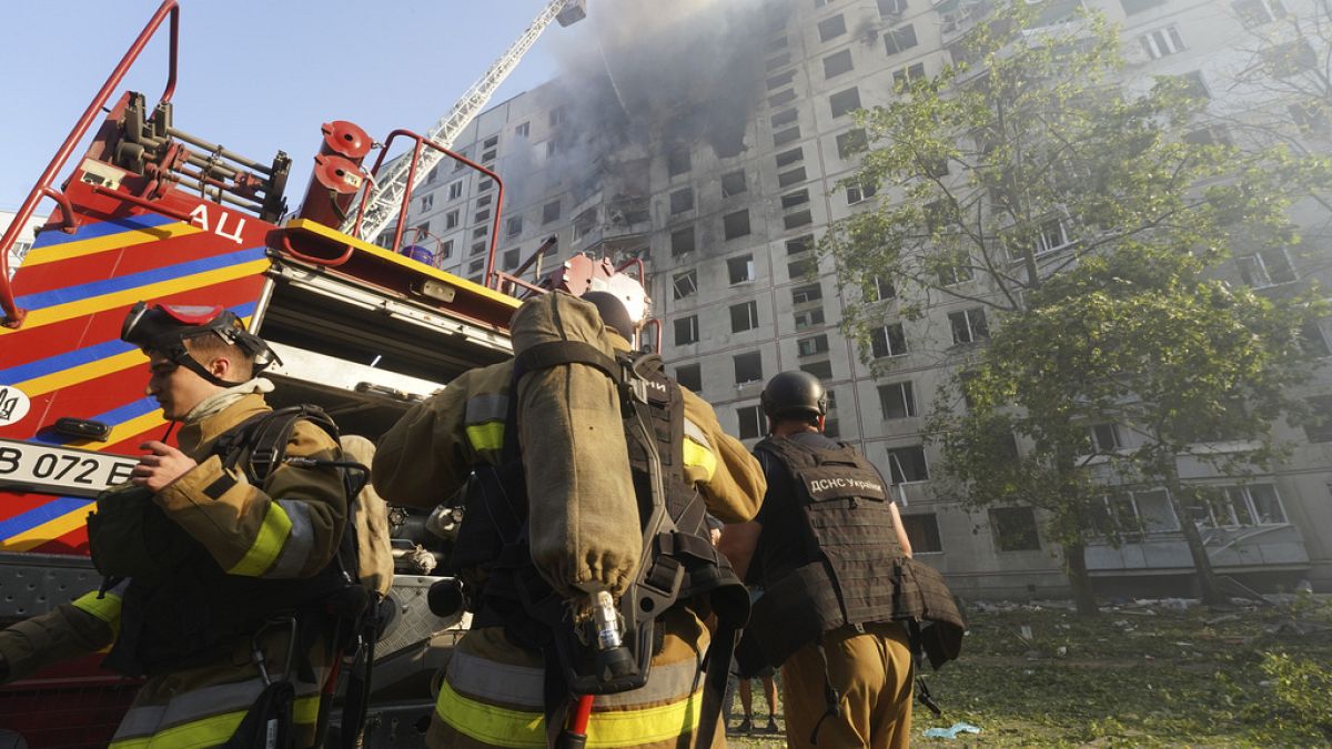 Feuerwehrleute bekämpfen einen Brand, nachdem eine russische Fliegerbombe ein mehrstöckiges Wohnhaus in Charkiw, Ukraine, getroffen hat, Sonntag, 15. September 2024. 