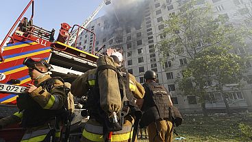 Feuerwehrleute bekämpfen einen Brand, nachdem eine russische Fliegerbombe ein mehrstöckiges Wohnhaus in Charkiw, Ukraine, getroffen hat, Sonntag, 15. September 2024. 