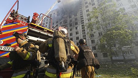 I vigili del fuoco affrontano un incendio dopo che una bomba aerea russa ha colpito un edificio residenziale a più piani a Kharkiv, in Ucraina, domenica 15 settembre 2024. 