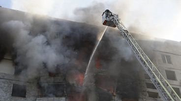 После попадания бомбы в жилом доме вспыхнул пожар