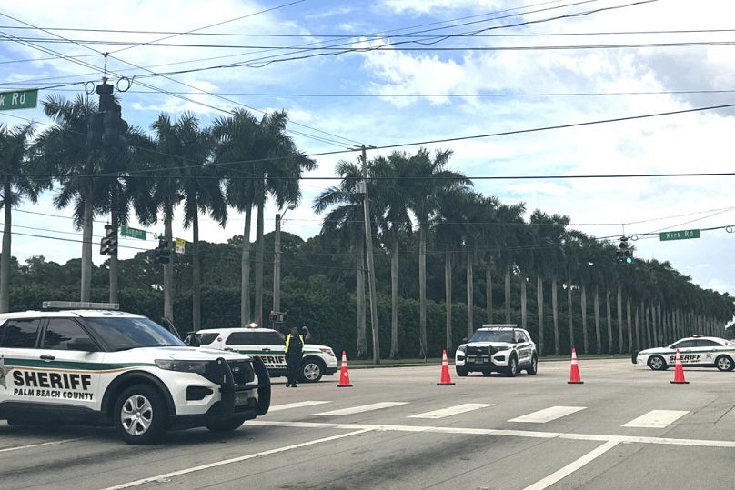 Des véhicules du shérif près du Trump International Golf Club, dimanche 15 septembre, à West Palm Beach en Floride