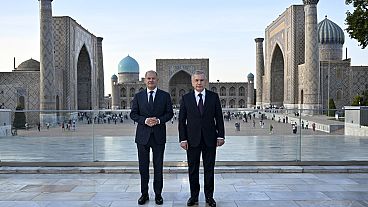 Da sinistra a destra il cancelliere tedesco Olaf Scholz e il presidente dell'Uzbekistan Shavkat Mirziyoyev, Samarcanda, Uzbekistan 15 settembre 2024