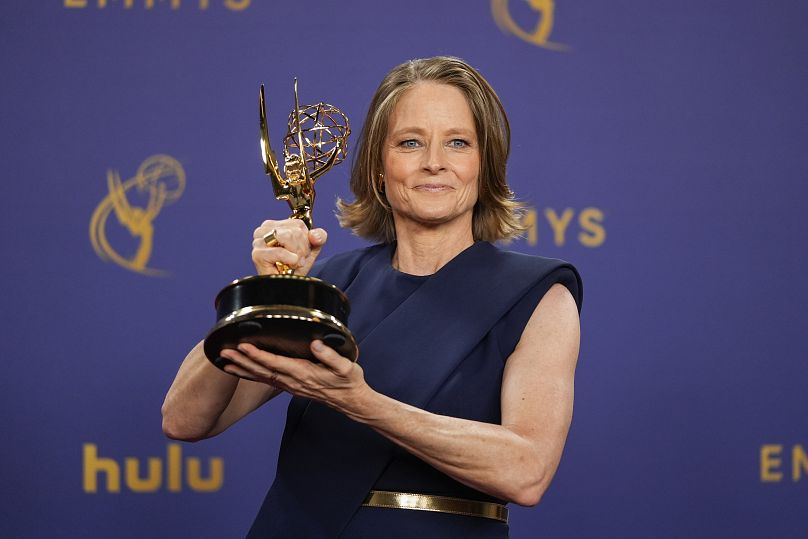 Jodie Foster posa na sala de imprensa com o prémio de melhor atriz principal numa minissérie