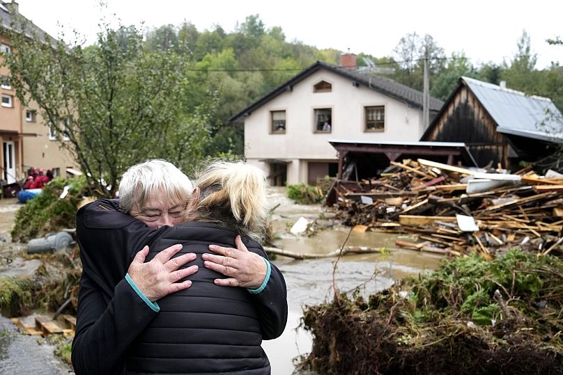 Una residente se abraza con su familiar después de ser evacuada de su casa inundada en Jeseník, República Checa, el domingo 15 de septiembre de 2024.