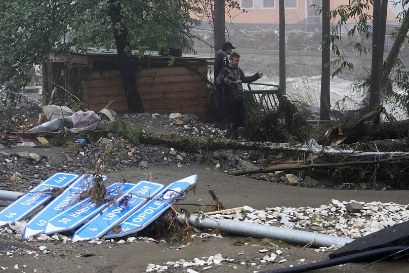 Los residentes observan los daños causados ​​por las recientes inundaciones en Jeseník, República Checa, el lunes 16 de septiembre de 2024