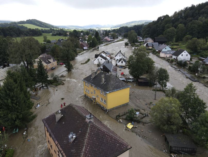 Ein Blick auf überflutete Häuser in Jesenik, Tschechische Republik, Sonntag, 15. September 2024. 