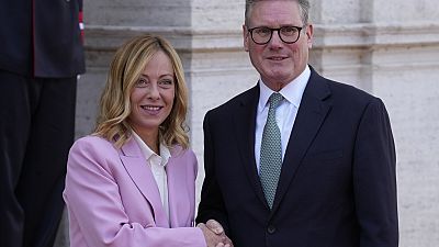 A primeira-ministra italiana, Giorgia Meloni, à direita, e o primeiro-ministro do Reino Unido, Keir Starmer, encontram-se na Villa Pamphilj, em Roma.