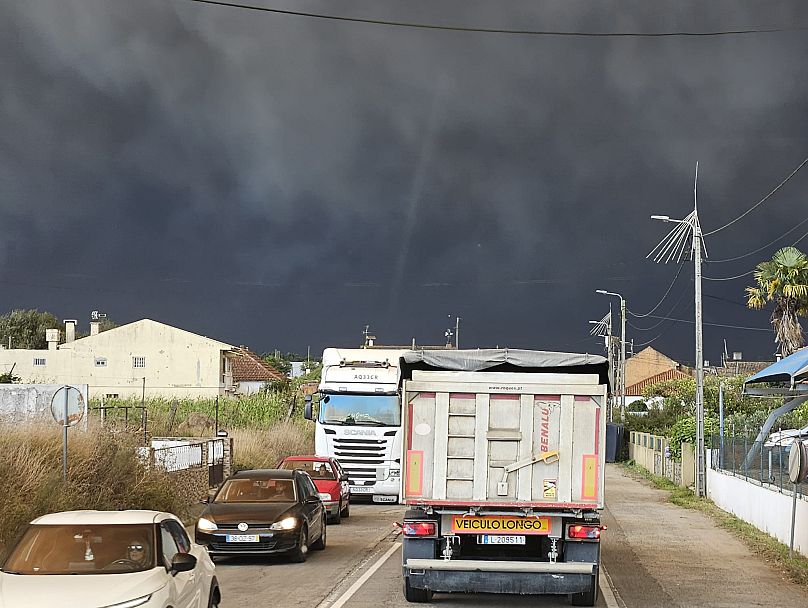 Na zona de Estarreja o céu está cinzento por causa dos incêndios.