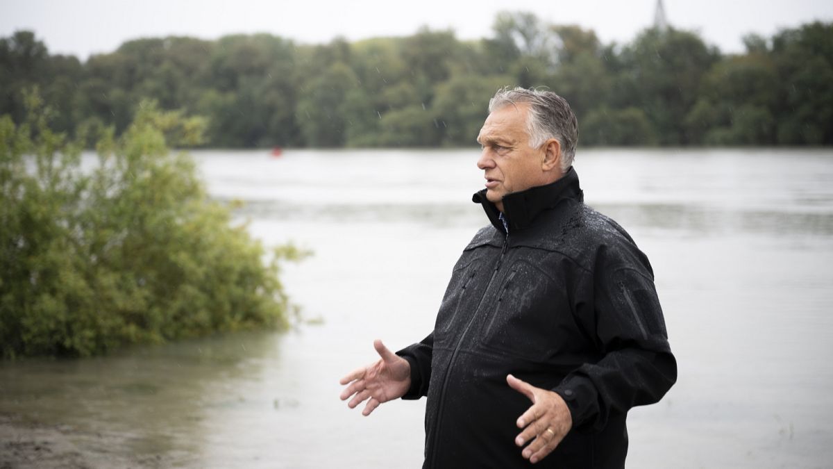 Orbán Viktor az árvízvédelmi felkészülést ellenőrzi a Római-parton  