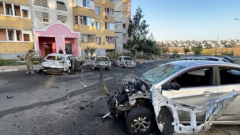 Voitures brûlées dans la cour d'un immeuble d'habitation après une attaque de missiles ukrainiens sur la ville de Belgorod en Russie