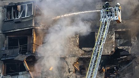 Bombeiros combatem incêndio depois de uma bomba aérea russa ter atingido um edifício residencial de vários andares em Kharkiv, na Ucrânia, no domingo, 15 de setembro de 2024