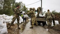 Budapest refuerza sus defensas contra las inundaciones con un millón de sacos de arena.