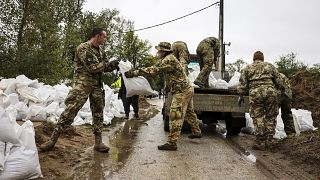 12.000 Soldaten arbeiten derzeit an den Dämmen, um Ungarn für das Hochwasser vorzubereiten.