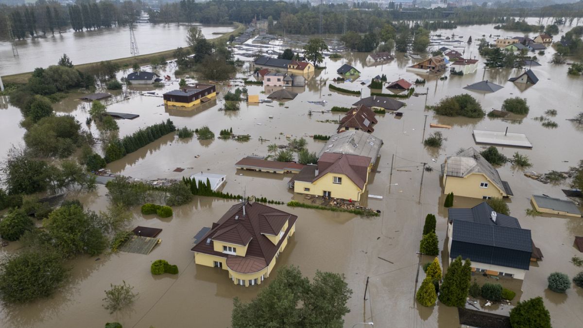 Luftaufnahme eines überfluteten Viertels in Ostrava, Tschechien, Montag, 16. September 2024.