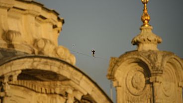 L'athlète estonien Jaan Roose marche sur une slackline sur le pont du 15 juillet qui traverse le Bosphore de la rive asiatique à la rive européenne, à Istanbul, en Turquie.